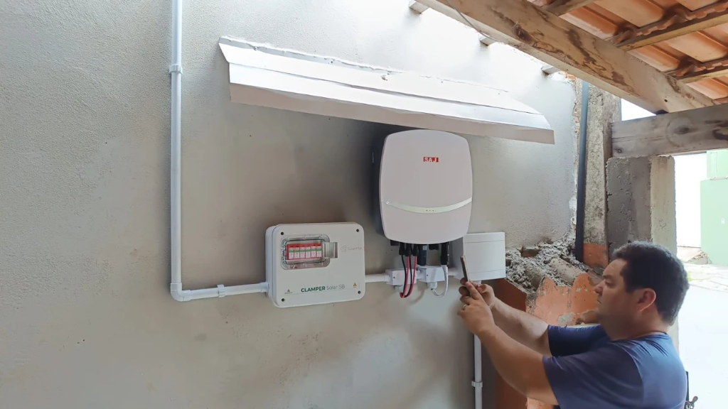 Técnico realizando instalação de inversor solar – Solar Hey