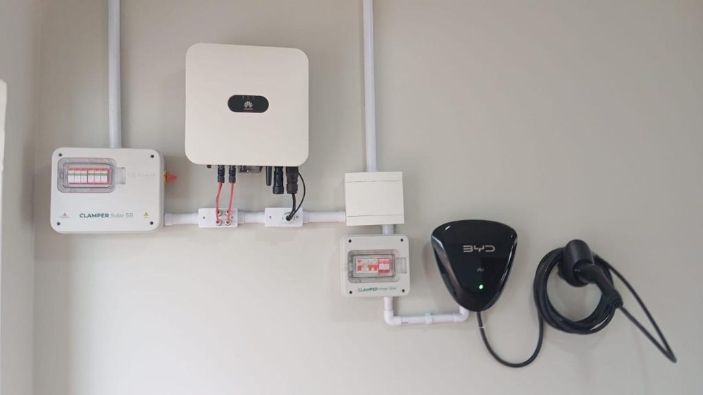 Inversor e carregador elétrico instalados pela Solar Hey