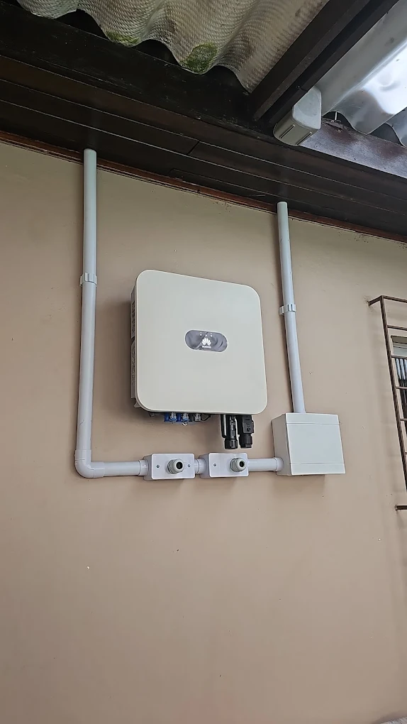 Inversor solar instalado com organização de eletrodutos – Solar Hey