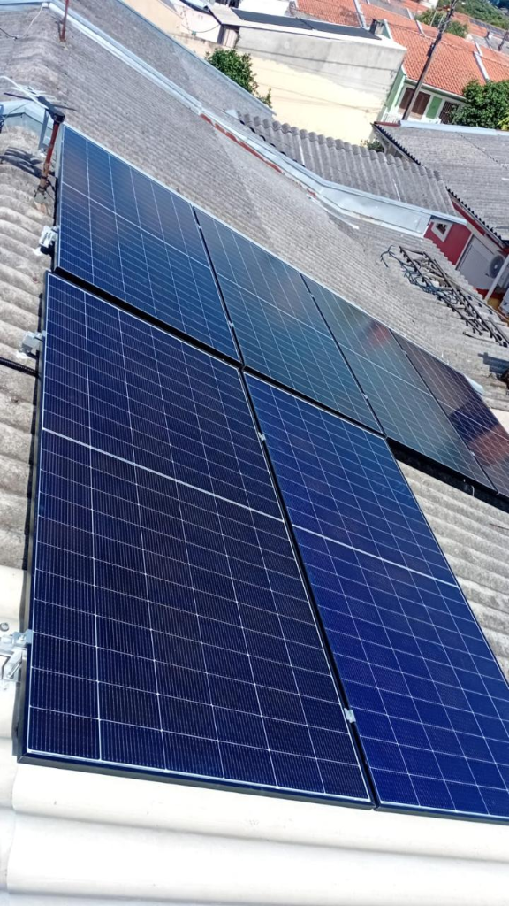 Detalhe de painéis solares instalados – Solar Hey Energia Solar