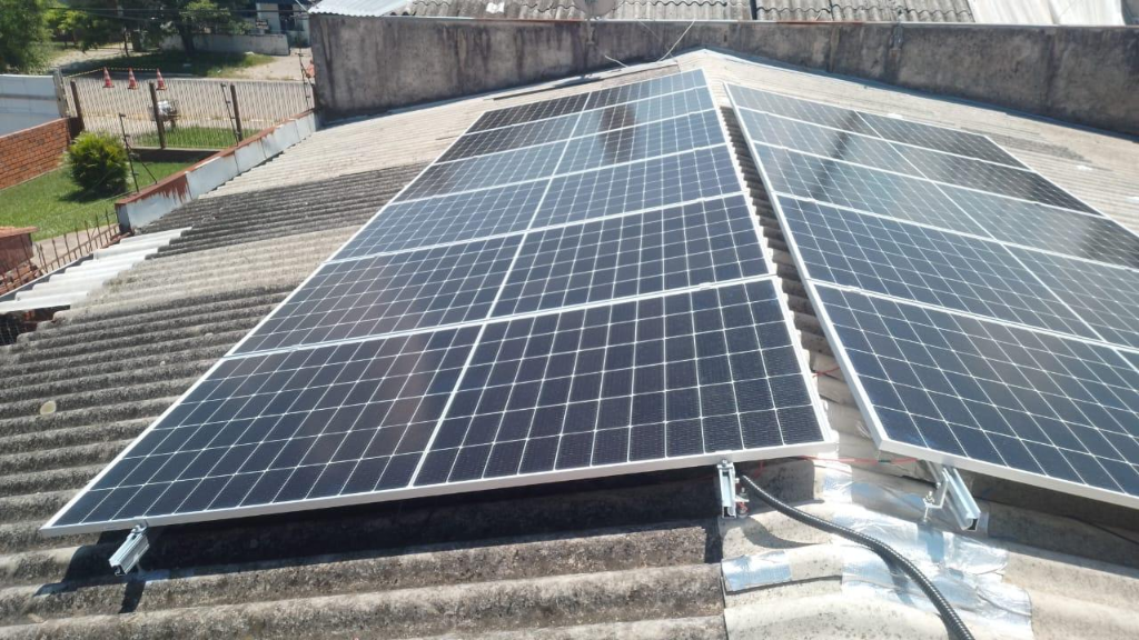 Sistema solar em fibrocimento com estrutura elevada – Solar Hey