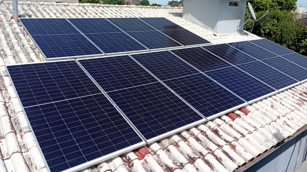 Sistema solar em telhado de telha branca – Solar Hey