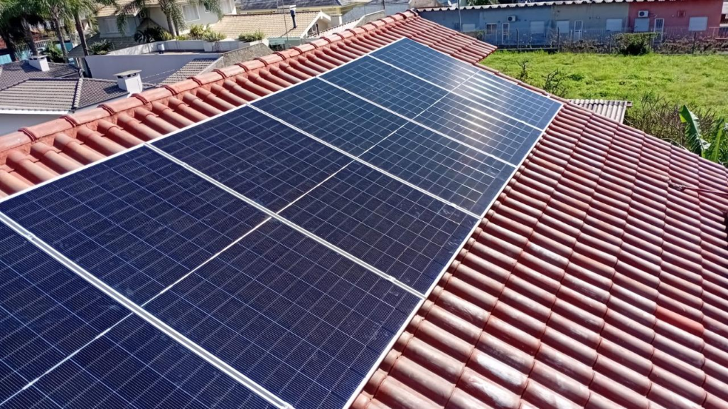 Painéis solares em telhado de telha romana – Solar Hey