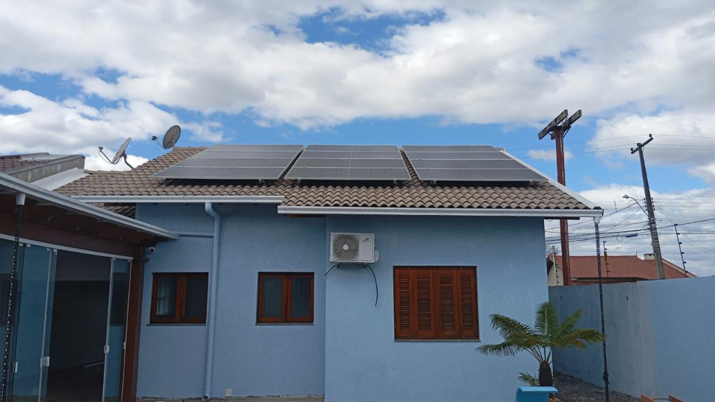 Residência com painéis solares instalados pela Solar Hey